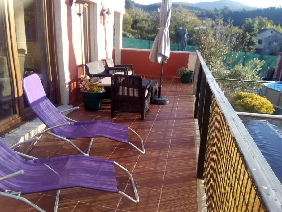 Terraza 2, da al sur, muy buenas vistas. Sobre todo cuando se mete el sol.