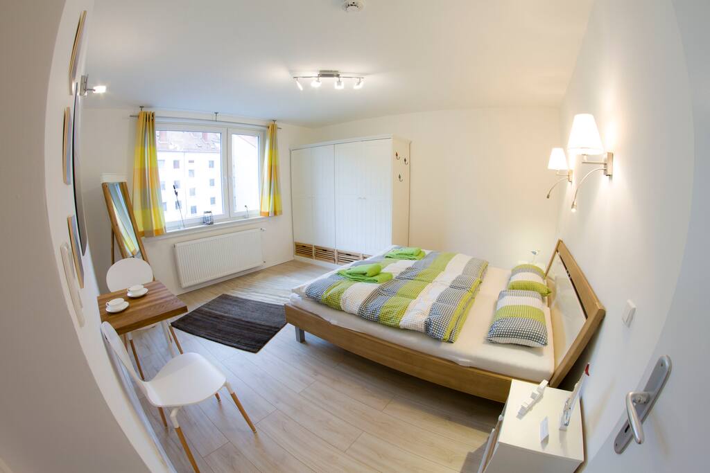 Schlafzimmer mit Doppelbed