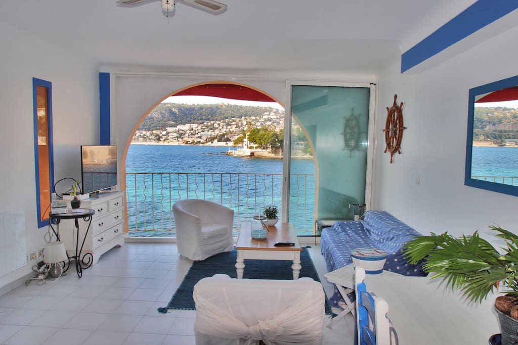 Upper floor living room facing the Villefranche Bay....