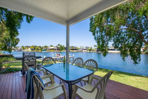 Noosa Entrance 3 Bedroom Waterfront Townhouse