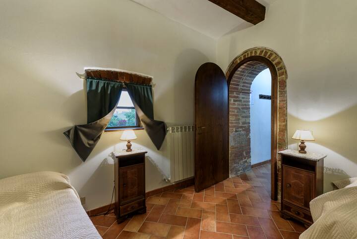 Chumba cha kulala na vitanda viwili vya mtu mmoja