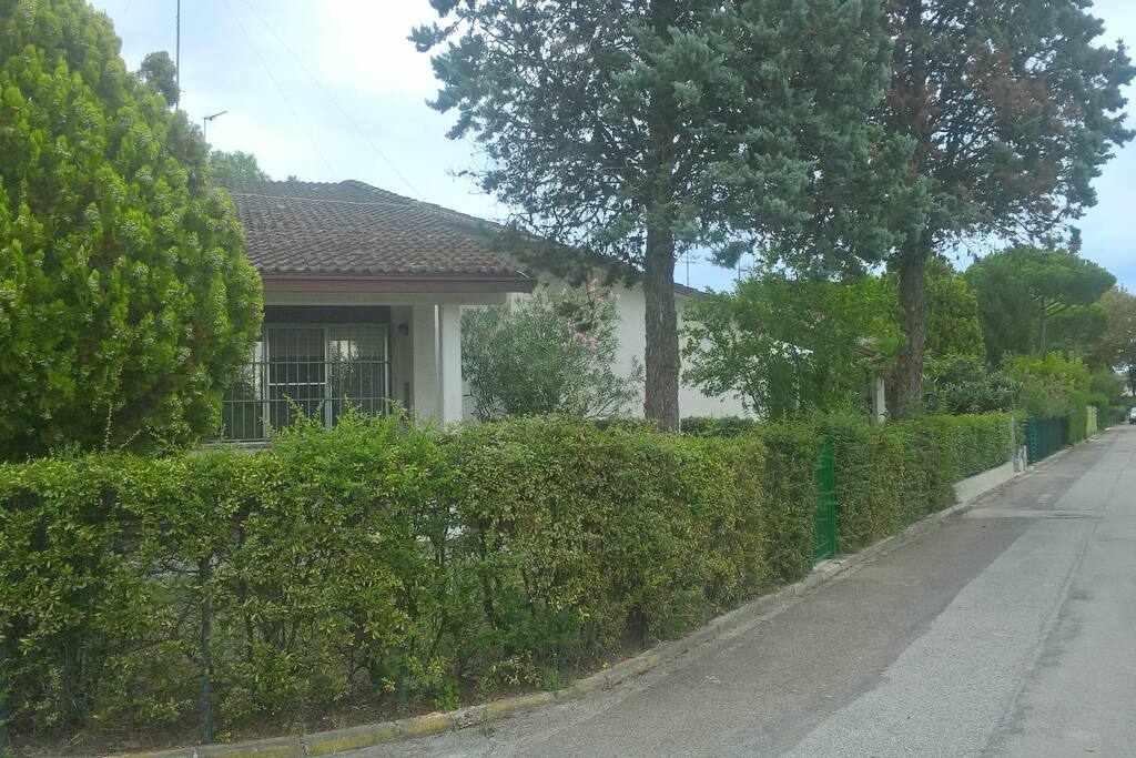 esterno della villetta e viale col parcheggio privato