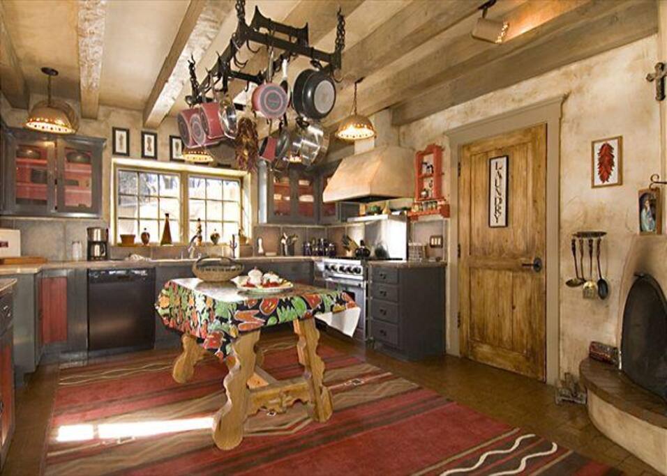 Kitchen - This well-equipped kitchen includes everything you need to prepare simple snacks or full-course meals for you and your