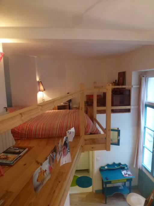 chambre avec wc, douche, bureau et lit en mezzanine