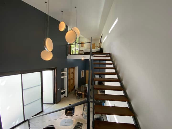 High Loft & Private Terraces se disfruta en familia o en pareja. Es un loft de doble altura, con terrazas en cada recámara. Si disfrutas de espacios amplios, luminosos y arbolados, este espacio es para ti.   