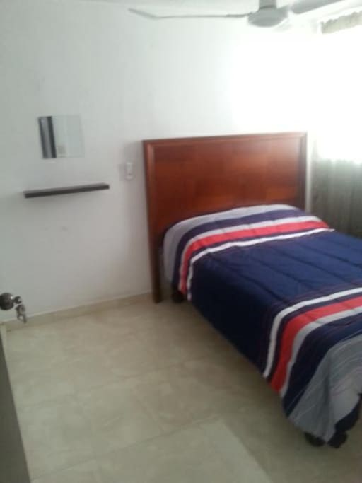 Foto de la cama matrimonial del segundo dormitorio, ( se cuenta con un colchón individual de aire por si se ocupa para más personas)
