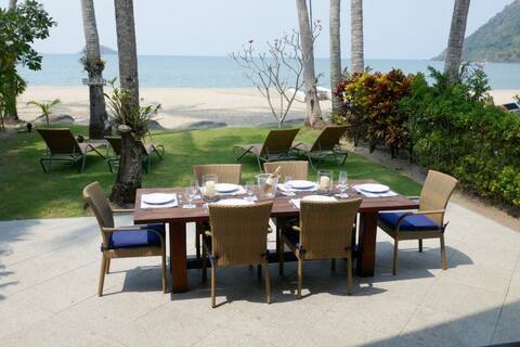 Luxurious villa on the beach