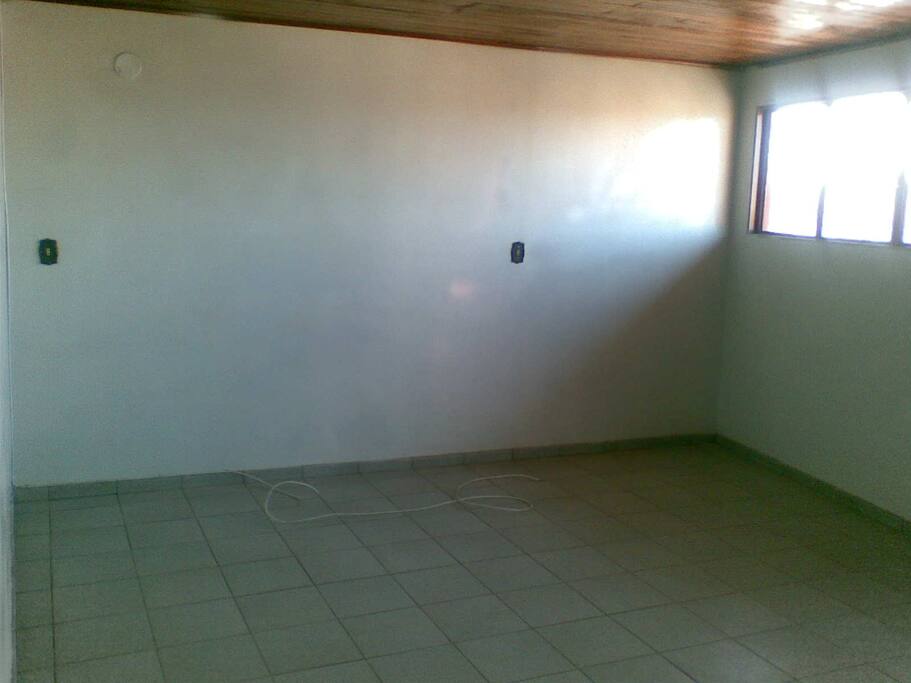 Quarto principal amplo, ventilado e Iluminado