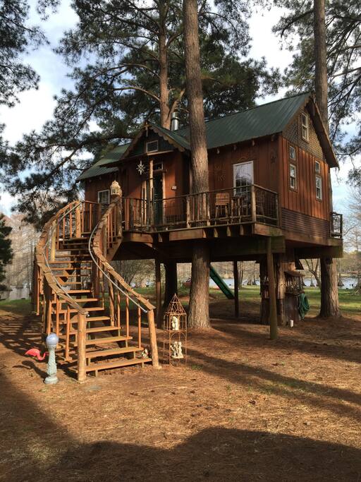 cedar treehouse in Louisiana