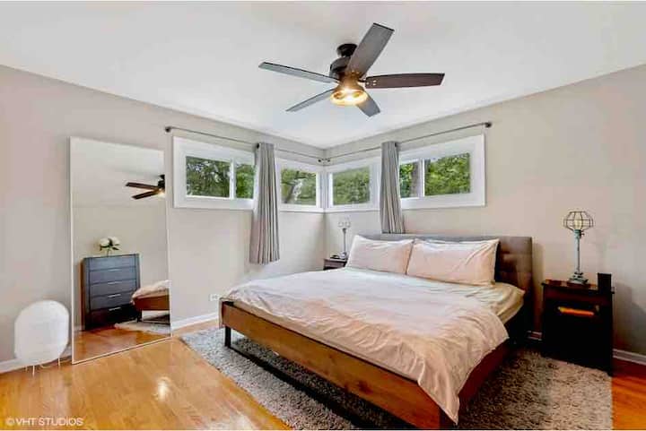 להירגע בחדר השינה הראשי הנוח 