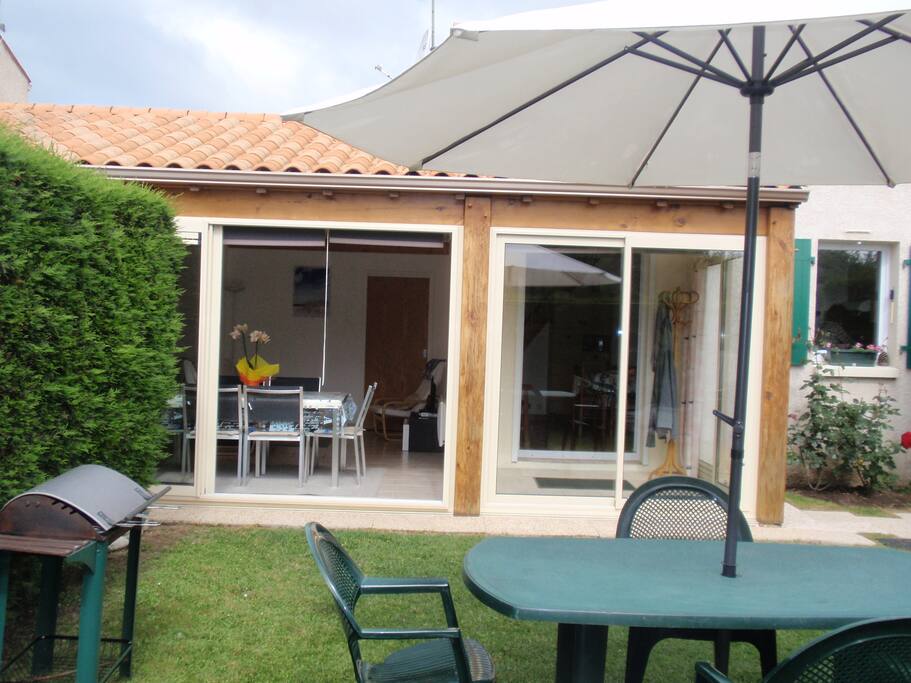 Salon de jardin, barbecue , transats