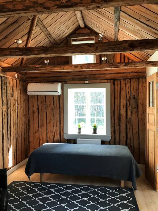 Allrummet med säng/soffa, braskamin och fåtölj