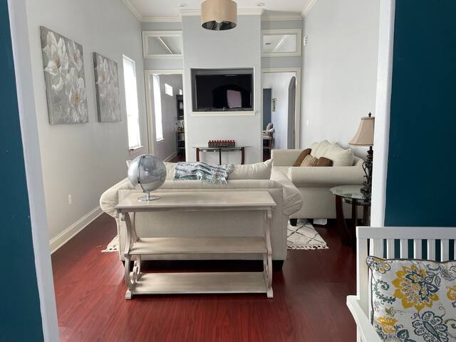 Large Chic Modern / 2.5 Miles from FQ! gallery image 2