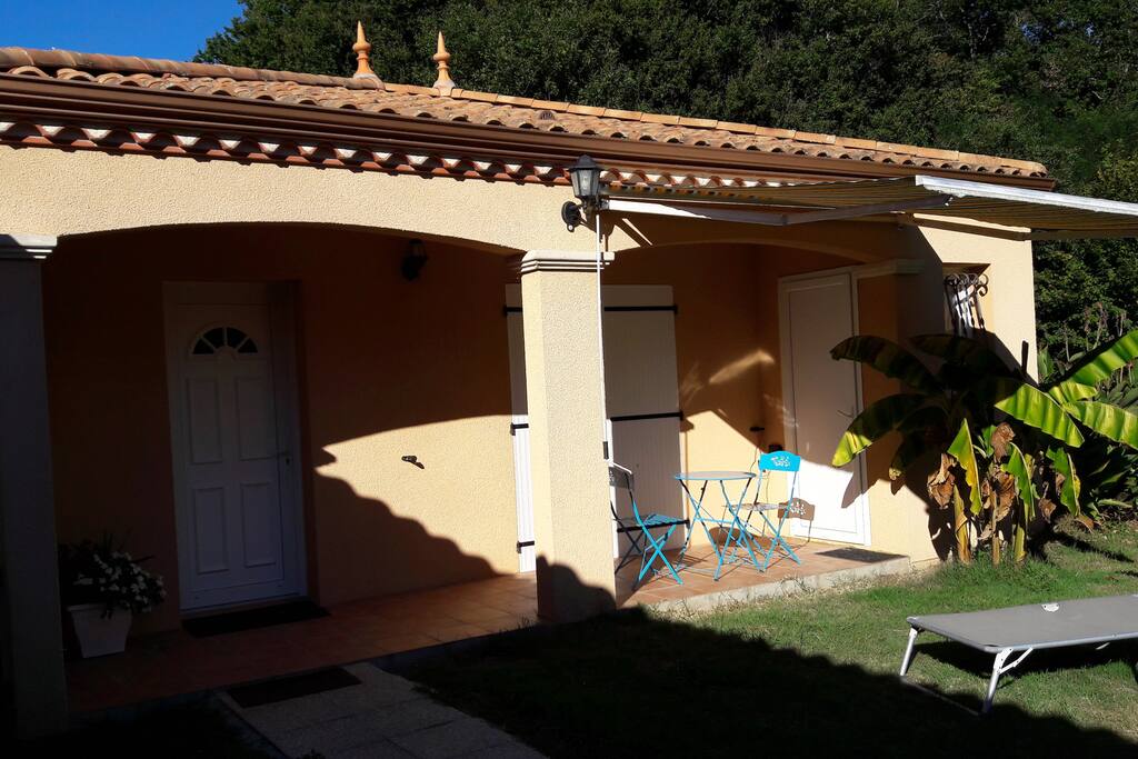 petite terrasse extérieur avec auvent