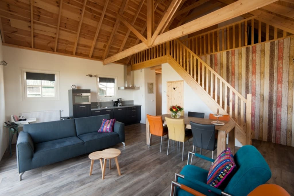 Ruime woonkamer en keuken, inclusief tv en gratis Wifi.