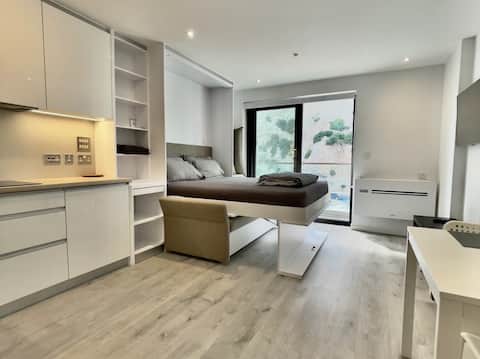 Studio with balcony facing the rock near the beach