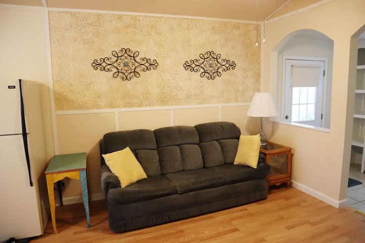 Cheerful 3 Bedroom Corner Cottage - Jasper, AR