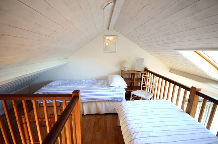 x2 single beds (upstairs mezzanine floor).