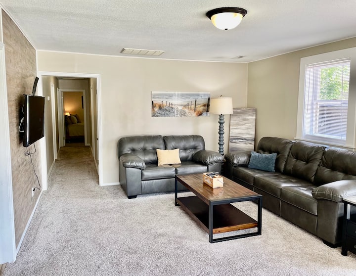 New Firepit Area! 3br Ranch Fenced Back Yard - Wichita, KS