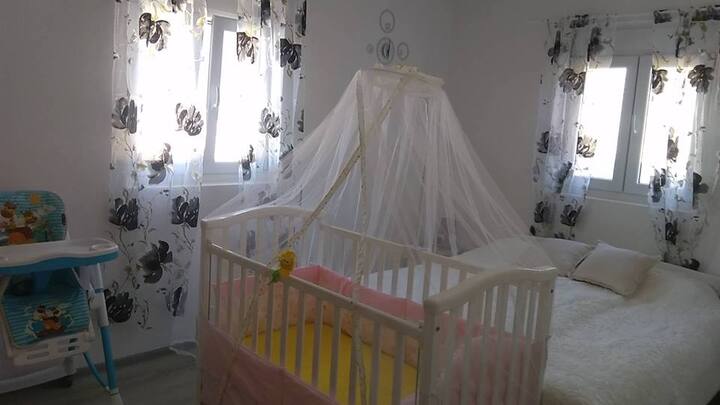 Estamos listos para nuestros huéspedes con un bebé :)
cama de bebé y una silla alta para bebés