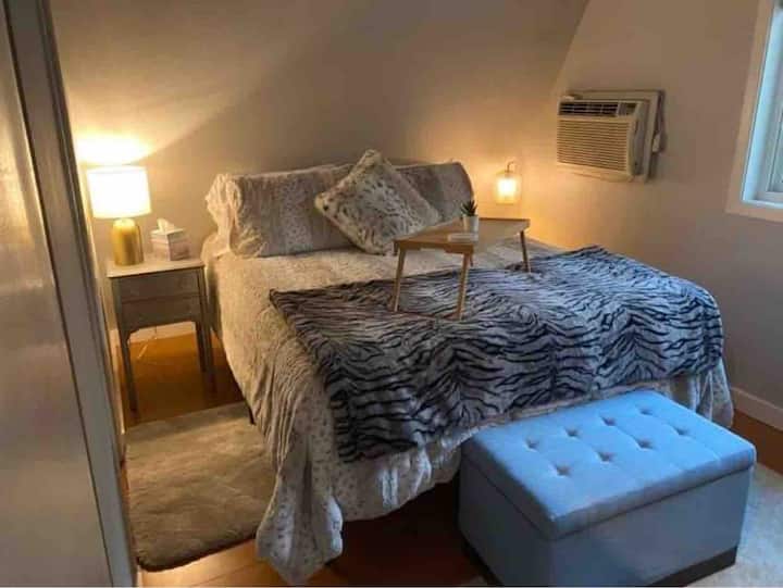 Apartmán nad garážou. Manželská posteľ. 