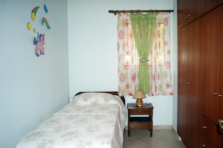 Chumba cha kulala 3 na kitanda cha mtu mmoja