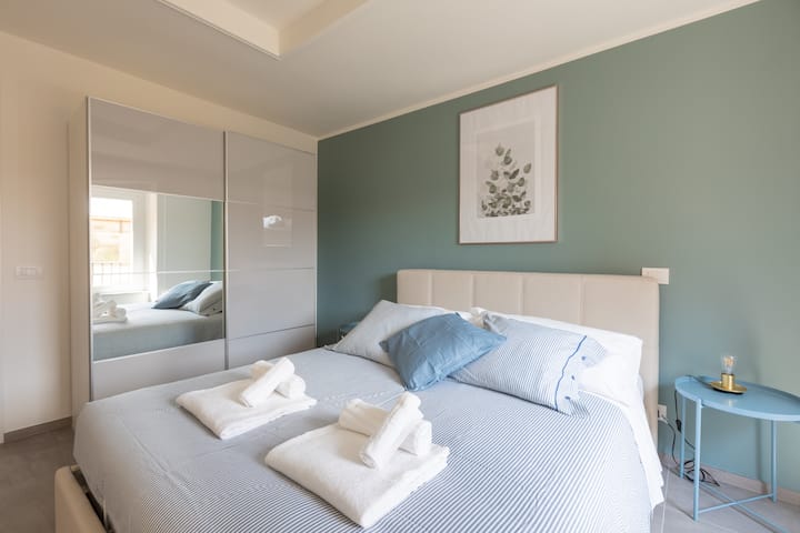 Მეორე ორადგილიანი საძინებელი
Მეორე საძინებელი 193 × 203 სმ ზომის საწოლით