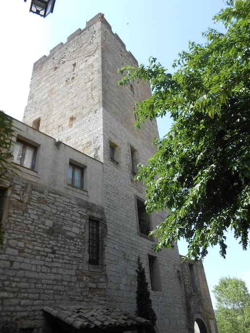 façade principale de la Tour et des remparts