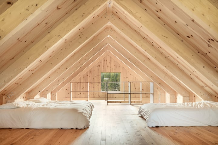 Dorm on the floor of the Intern Residence: 3 beds available. Bedding and pillows are provided. Couples usually prefer this space to sleep on.