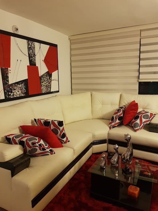 Mueble y espacio central en la sala