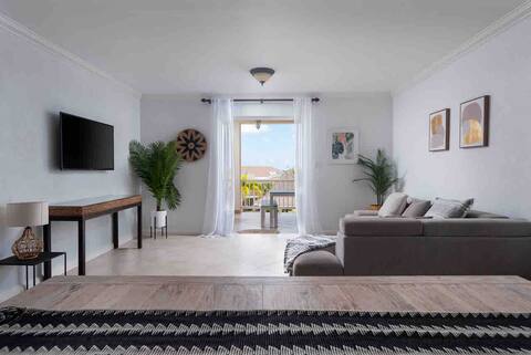 Modern 2 bed Vuemont apartment /infinity pool