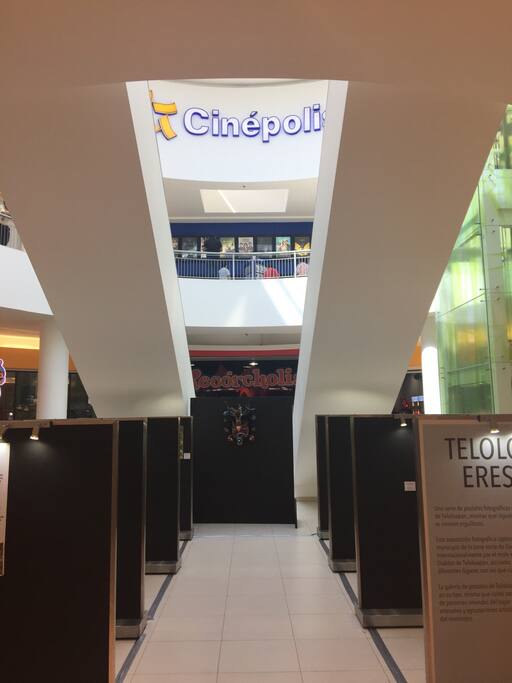 Interior plaza comercial a una cuadra.
