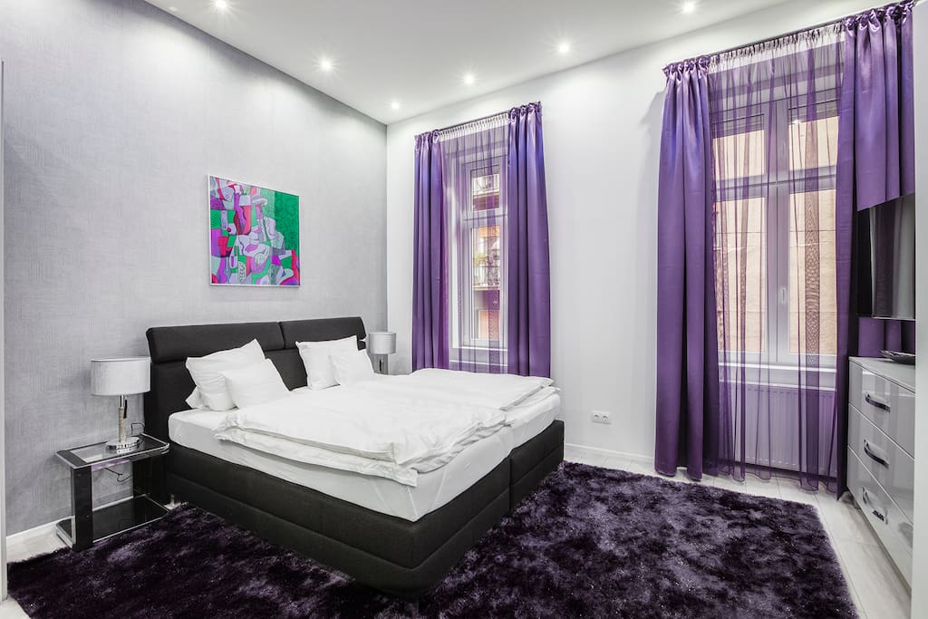 the bed can be big double bed (180x200) with plusz 5 cm matrace so there is no hole in the midle :)