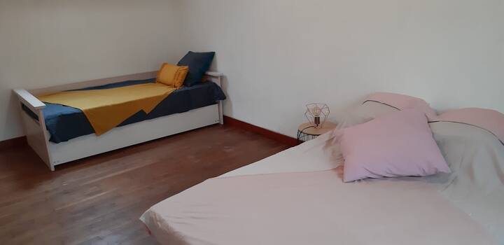Chambre un lit double et un lit gigogne( 2 lits 90 x 190 )