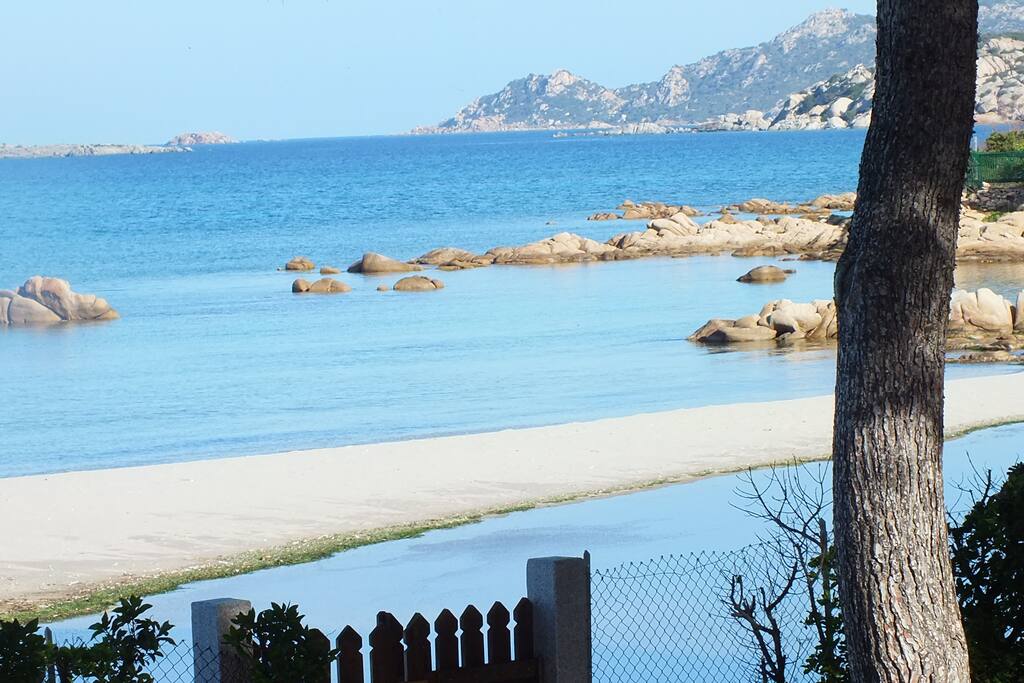 ingresso alla villa dalla spiaggia attraverso una passerella sulla laguna si accede al parco
