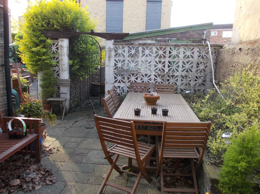 Garden,outdoor eating area.
