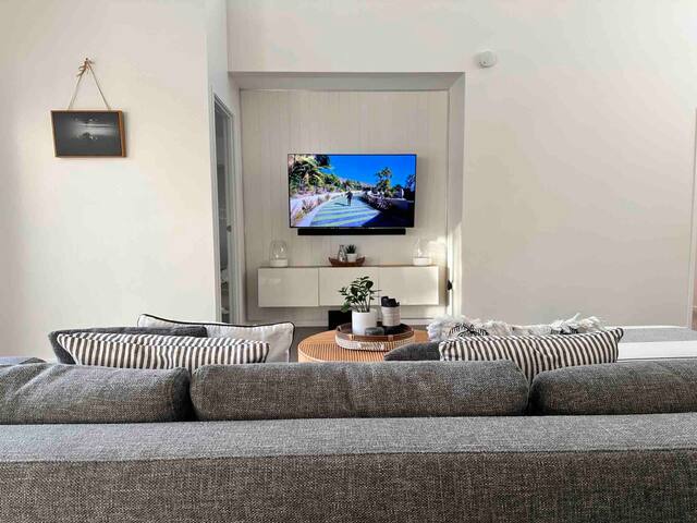 Light & bright 4 bedroom home with pool gallery image 2