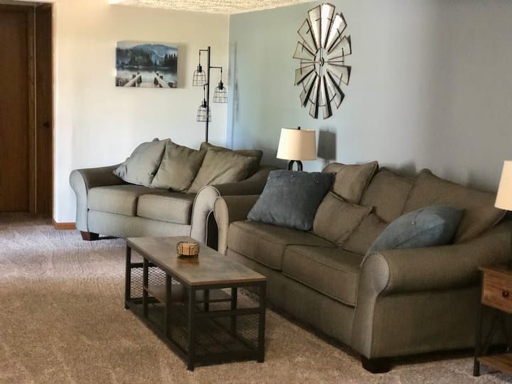 Chumba cha kulala cha chini - Kochi lina kitanda pacha cha kuvuta, kuna mahali pa moto, 55'' Roku TV w/ Netflix, Meza ya Kahawa, Taa w/Chaja za Simu, nafasi nyingi za kuburudisha!