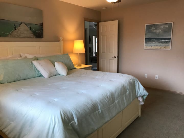 Dormitorio principal con baño