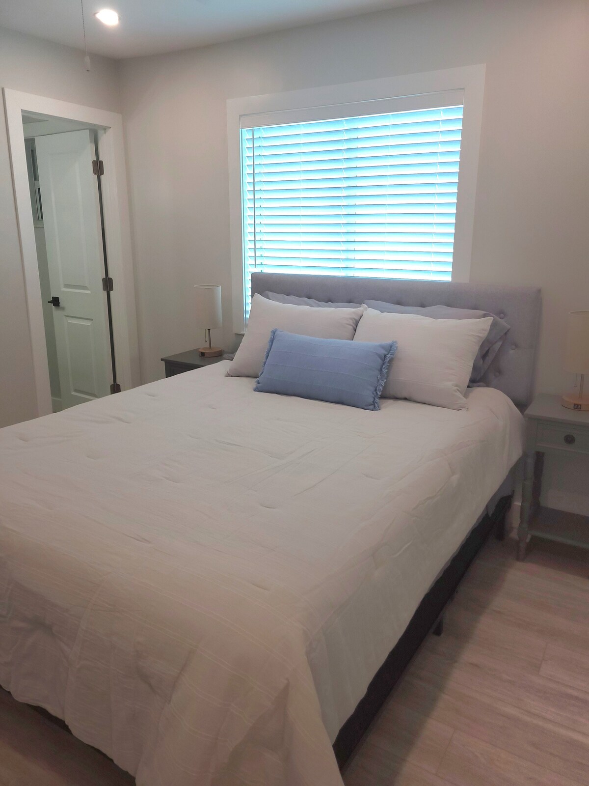 Chumba cha 3- Kitanda aina ya Queen na bafu ya nusu