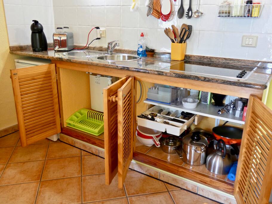 Komplette Kocheinrichtung mit Toaster, Kaffeemaschinen und Tischgrill