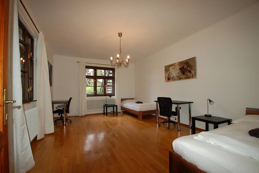 Schlafzimmer links / left bedroom
