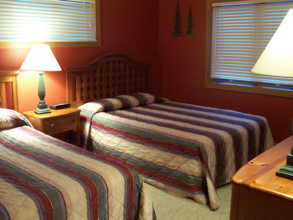 Spálňa na 2. poschodí, 2 menšie manželské postele