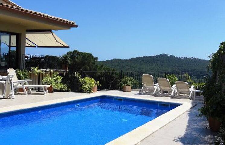 Luxury villa. Pool heating, wifi, aircon sleeps 6 gallery image 2