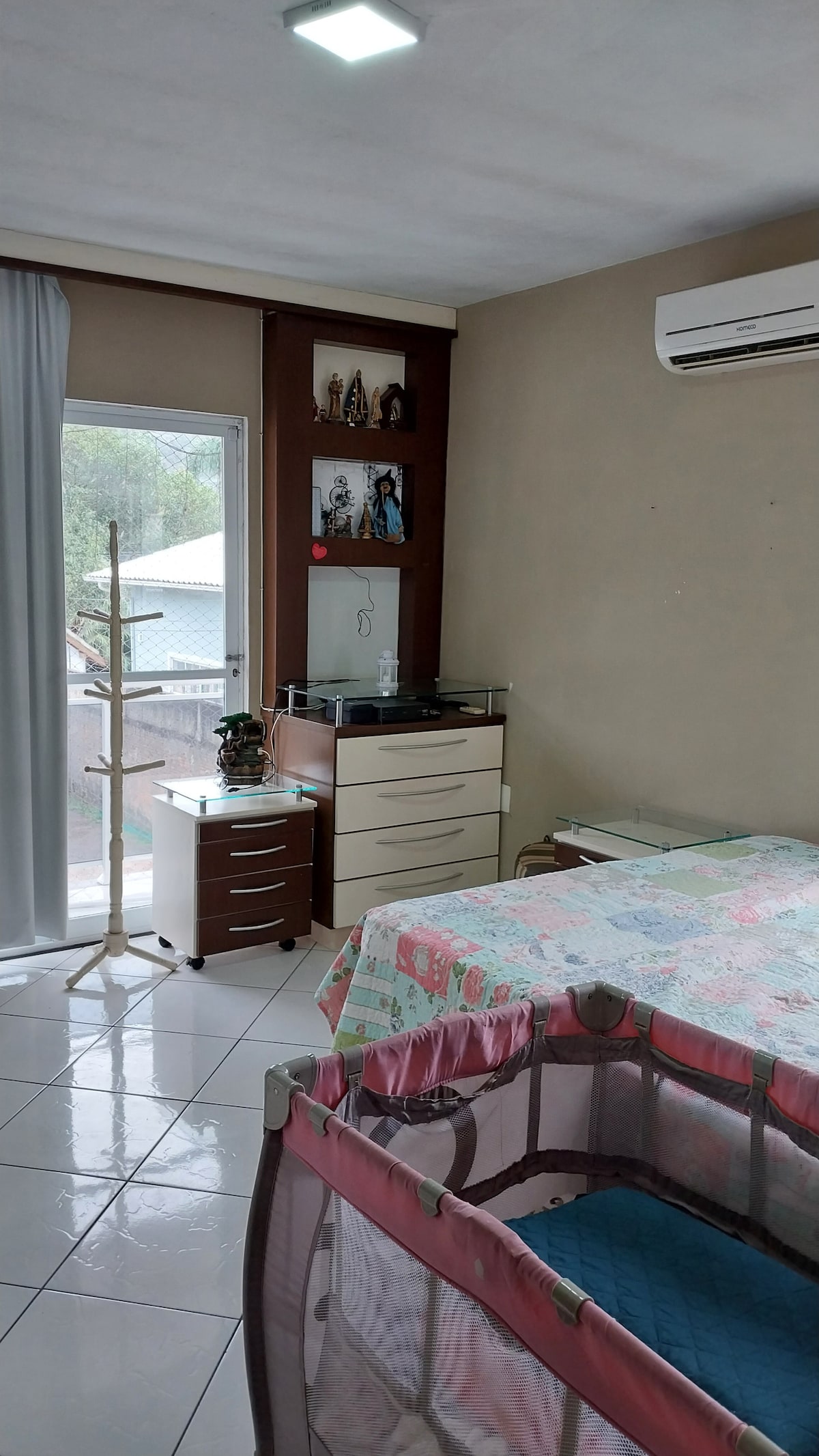 Ამ ოთახს აქვს კონდიციონერი 