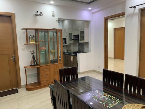Luxurious Delhi NCR stay (Malls, Metro, IT park)