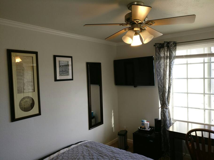 TV, mirror , fridge and coffee area