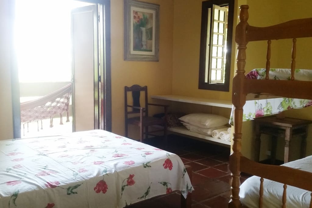 Com uma cama de casal e uma beliche, o quarto é do tamanho ideal para acomodar com conforto uma família.