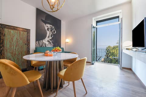 Nou apartament cu vedere la mare de lux în inima orașului Sorrento