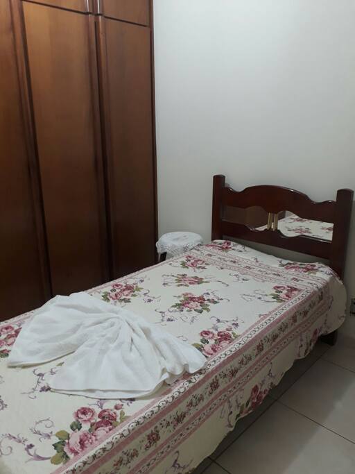 Armário com cabides disponíveis